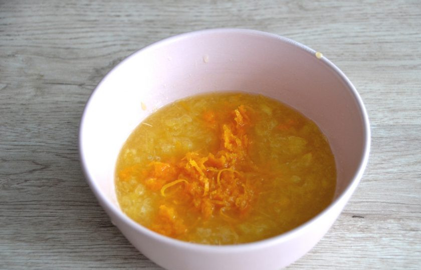 1. Этап. Торт Нежное облако: Сок можно процедить или наоборот добавить в него часть мякоти. Добавьте апельсиновую цедру.