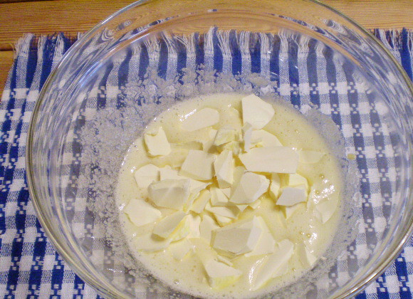 1. Этап. Печенье на сливочном масле: 3. Введите масло, я порубила его ножом.