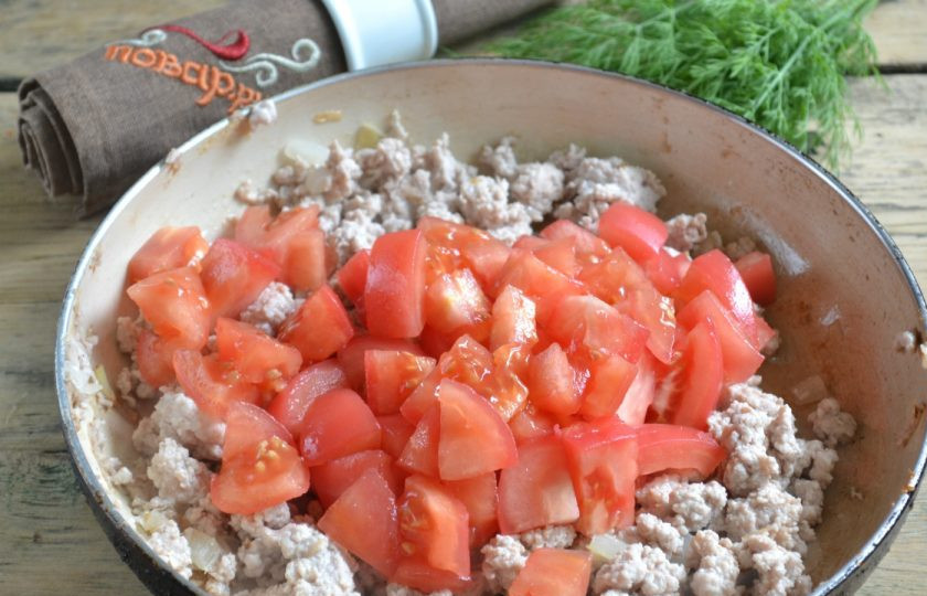 1. Этап. Лазанья классическая: Добавьте фарш, энергично размешивая, чтобы он не превратился в одну большую котлету. Жарьте до полуготовности. Затем отправьте в сковороду помидоры, порезанные на среднего размера кусочки. Предварительно советую снять с них кожицу, ошпарив кипятком.