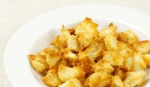 1. Этап. Салат Цезарь с майонезом: С батона срезать корочку, а мякиш нарвать руками или нарезать небольшими кусочками. уложить на противень, сбрызнуть маслом и отправить в духовку - на 7-10 минут, до зарумянивания.