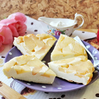 Творожная запеканка с яблоками и манкой