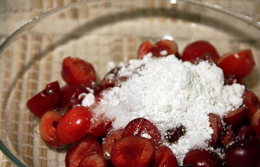 1. Этап. Вишневые булочки: Соедините для начинки вишню без косточек, 3 ложки сахара и крахмал.