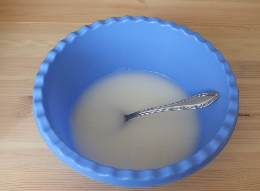 1. Этап. Заварное тесто на дрожжах: 4. Добавьте еще 250 мл воды комнатной температуры.