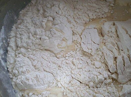 1. Этап. Булочки из дрожжевого теста с сахаром: 2. В отдельную кастрюлю вбиваю 2 яйца и добавляю весь сахарный песок, перемешиваю и добавляю опару. Молоко подогреваю и переливаю к остальному тесту, постепенно всыпаю заранее просеянную муку. Когда тесто будет густоватым, вливаю подсолнечное масло.