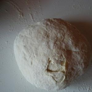 1. Этап. Узбекское блюдо Ханум: 1. Тесто готовим так же как на пельмени, только не добавляем в него яйца. В воду положить соль, влить масло. Насыпаем в него просеянную муку и замешиваем тесто. Готовое тесто накрыть салфеткой и отложить, пока будем готовить начинку.