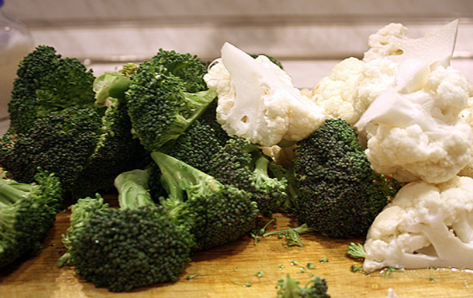 1. Этап. Цветная капуста, запеченная под соусом: Тщательно промойте овощи, разделите их на соцветия. Опустите капусту и брокколи в кипящую, подсоленную воду на 3 минуты.