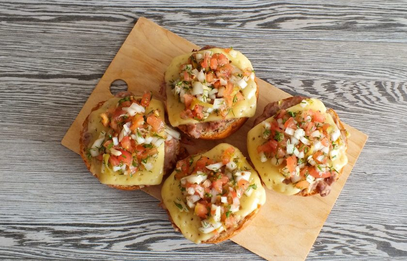 1. Этап. Мексиканские бутерброды: Переложите будущие бутерброды на доску или тарелку. На слой сыра разложите охлажденную сальсу.