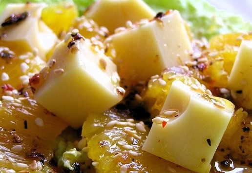 1. Этап. Салат с сыром и апельсином: Посыпьте кунжутом и подавайте.
