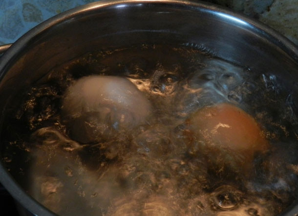 1. Этап. Салат Оливье с раковыми шейками: Яйца отварить вкрутую. Залить холодной водой. Почистить.