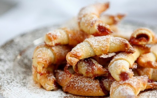 1. Этап. Рогалики из песочного теста: 3. Приготовленные рогалики на противнях (выйдет два) желательно отправить в холод на часик, но необязательно. Итак, выпекайте рогалики из песочного теста в разогретой до 190 градусов духовке в течение 15-17 минут до золотистого цвета. Готовые рогалики посыпьте сахарной пудрой.