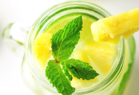 1. Этап. Ананасовый мохито: 3. Влейте ром и сок ананаса, добавьте лед. Украсьте кусочком ананаса и листочком мяты. Подавайте к столу.