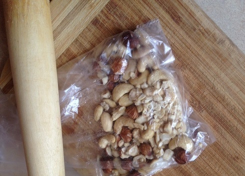 1. Этап. Булочки с медом: А пока займемся орехами. Их необходимо измельчить. Можно порубить ножом, а можно выложить в пакетики и измельчить скалкой.