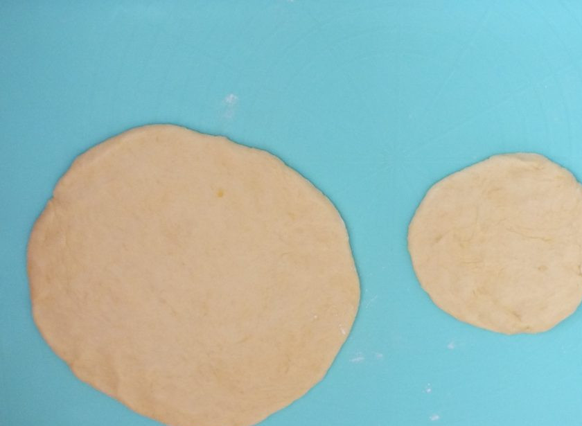 1. Этап. Торт Любава: Каждый шарик раскатайте в корж. Диаметр большого коржа 20 см., маленького 12-14 см.