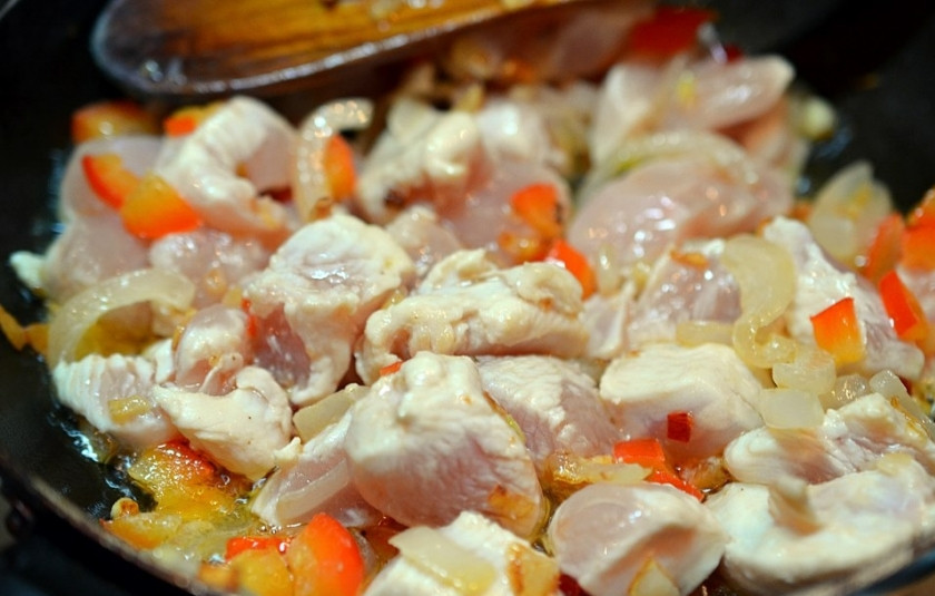 1. Этап. Гай Пад Мед Ма-муанг: Курицу нарежьте небольшими кусочками, добавить в сковороду, обжарьте на протяжении 5 минут. Добавьте воду и потушите.