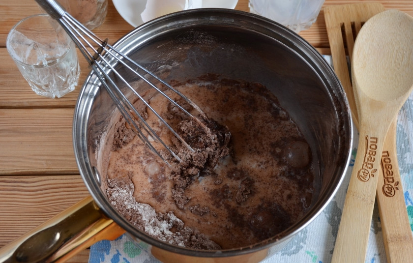 1. Этап. Быстрый шоколадный торт: Вливайте маленькими порциями теплое молоко, венчиком соединяйте ингредиенты до получения однородной массы.