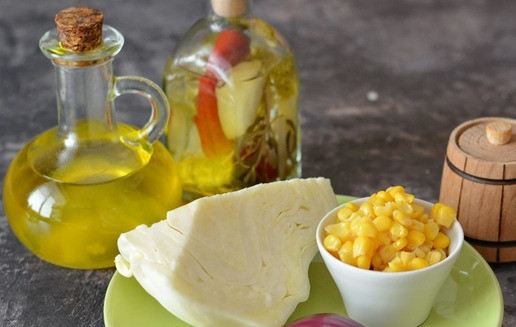 1. Этап. Капустный салат с кукурузой: Нехитрый набор продуктов, я уверена, найдётся в каждом холодильнике.