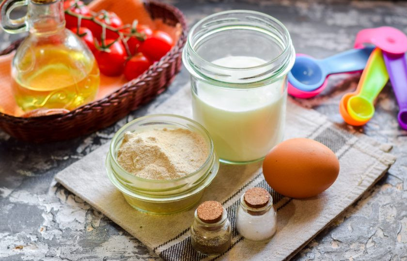 1. Этап. Оладьи на кефире из ржаной муки: Подготовьте ингредиенты.