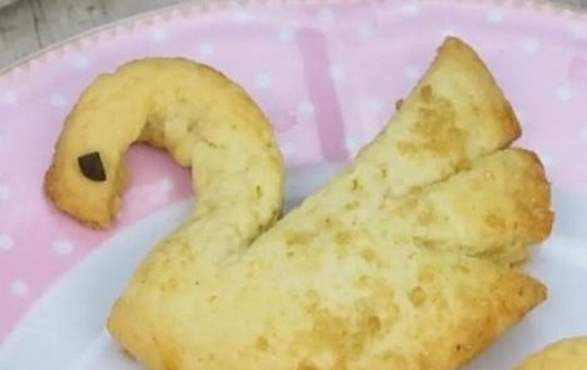 1. Этап. Песочное печенье Лебеди: 9. Выпекайте печенье 10 минут в духовке, предварительно нагретой до 180 градусов, до золотистого цвета. Готовому печенью дайте остыть и подайте на стол.