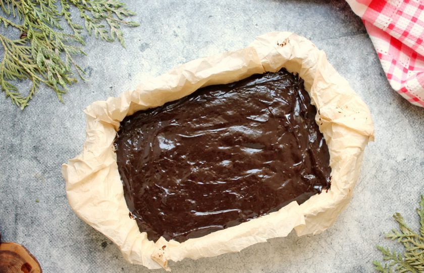 1. Этап. Брауни Джейми Оливера: Форму для выпечки застелите пергаментом и переложите тесто, разровняйте.