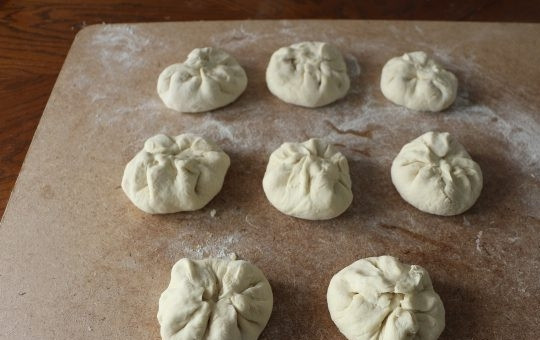 1. Этап. Хычины с картошкой: 5. Плотно заверните края, ладошкой разомните, чтобы получилась ровная лепешка.