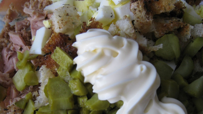 1. Этап. Салат Морское чудо: 2. Смешаем теперь в салатнице тунец, размятый вилочкой, измельченные отварные яйца, порезанные мелко огурцы и сухарики, перемешаем, добавим майонез и специи.