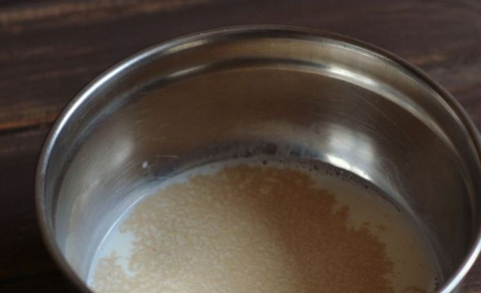 1. Этап. Оладушки на дрожжах и молоке: Молоко подогрейте, чтоб оно было слегка теплым, влейте в миску. Добавьте к нему дрожжи и сахар.