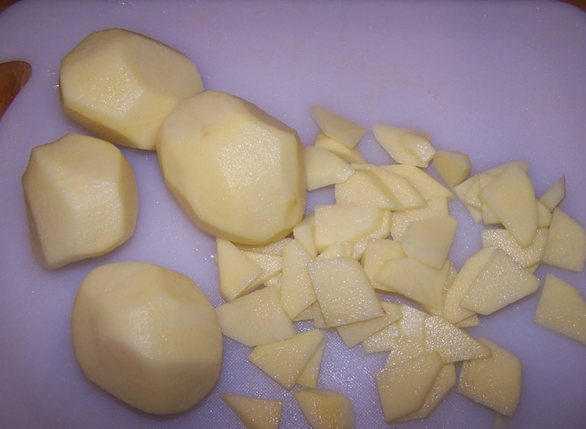 1. Этап. Суп со щавелем и курицей: Шаг 3. Порежьте картофель на мелкие кусочки. Добавьте в суп. Добавьте поджаренные лук с морковью в кастрюлю.