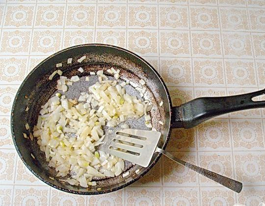 1. Этап. Деревенская похлебка из фасоли с ветчиной: 2. Пока доваривается фасоль, готовим поджарку. Для этого нарезаем кубиками лук и поджариваем его в растительном масле. Поджаривать можно по-разному: можно чтобы лук был подрумяненным, а можно только слегка поджаренный.