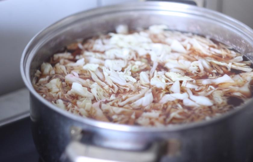 1. Этап. Борщ на бобах: Капусту добавить в кастрюлю. Варить около 5-7 минут, иногда перемешивая.