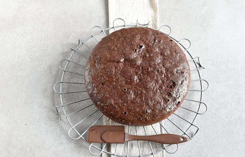 1. Этап. Торт в мультиварке: Готовый корж слегка остудите в мультиварке при открытой крышке, затем переложите на решетку и полностью остудите.