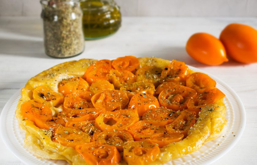 1. Этап. Тарт-татен с помидорами: Накройте форму блюдом и быстрым уверенным движением переверните тарт. Посыпьте орегано. Приятного аппетита!