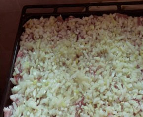 1. Этап. Мясо под шубой в духовке: Лук порезать полукольцами и уложить на мясо.