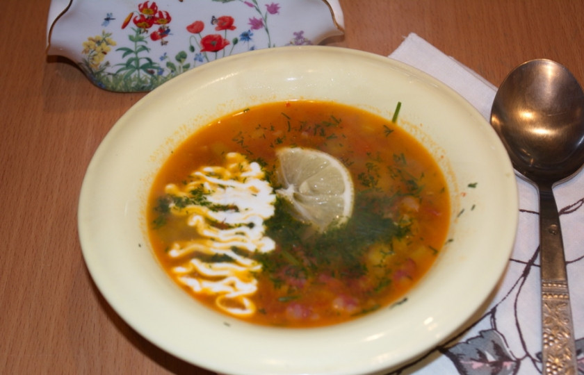 1. Этап. Солянка с картошкой: Солянку посолите и поперчите по вкусу. Разлейте по тарелкам. В каждую тарелку добавьте сметану, лимонную дольку, пару оливок или маслин (по желанию). Приятного аппетита.