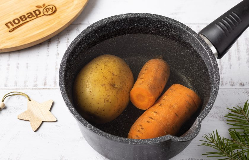 1. Этап. Салат из моркови и тофу на год Дракона: Морковь и картофель отварите в кожуре до готовности. Затем полностью остудите.