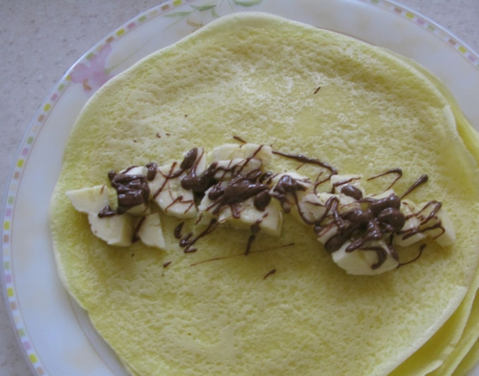 1. Этап. Блинчики с шоколадом и бананом: Поливаем шоколадом.