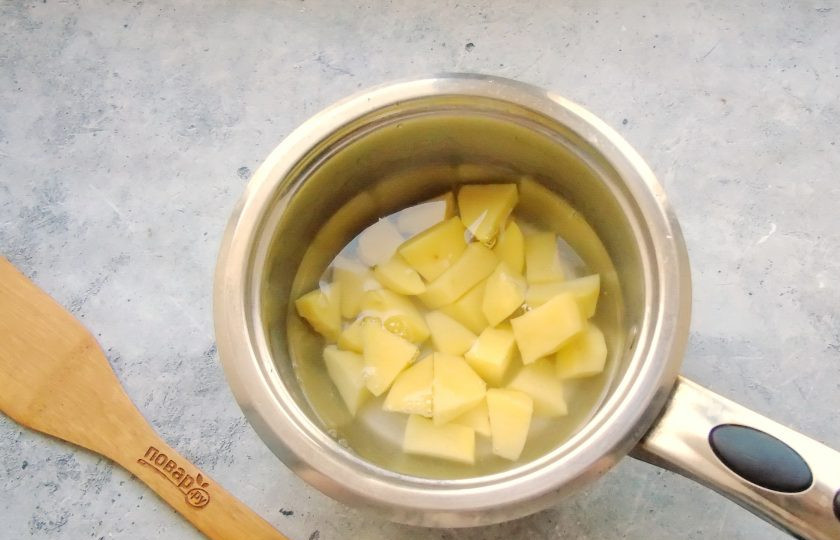1. Этап. Тосканский суп с фаршем: Картошку очистите, помойте и нарежьте произвольно. Выложите в кастрюлю и залейте водой. Немного посолите.