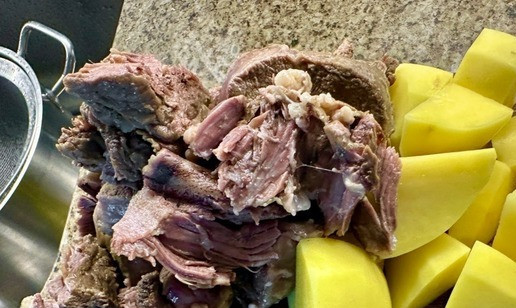 1. Этап. Борщ. Два пути: Мясо из бульона вынимаю и разделываю его на куски, которые удобно положить в миску-тарелку каждому едоку. Штуки четыре, средних размеров, картофелины, почистив, крупно режу. Все это возвращаю в бульон и примерно полчаса еще томлю. До готовности картошки. На этом – о бульоне всё!