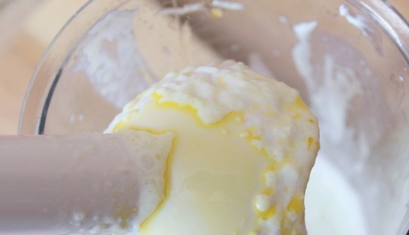 1. Этап. Соус к греческому салату: Не переставая взбивать соус на медленной скорости, вливайте в чашу блендера горчичное масло тоненькой струйкой. Затем снова доведите соус до однородной консистенции.