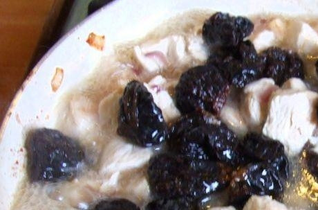 1. Этап. Индейка, тушенная с черносливом в сметане: После этого влейте полстакана кипятка и добавьте чернослив. Тушите горячее под крышкой в течение 30 минут на медленном огне.