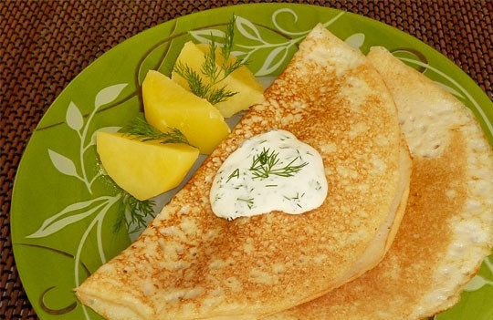 1. Этап. Тесто на картофельном отваре: 5. И вот, когда тесто на картофельном отваре в домашних условиях уже готово, можно приступать к жарке блинчиков. Если всыпать еще больше муки, можно сделать тесто для вареников или пирога, например.