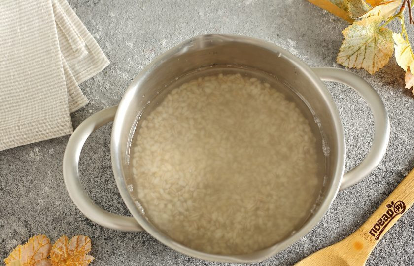 1. Этап. Перловая каша для похудения: Залейте водой и варите до полной готовности. В процессе если необходимо подливаем воду. Количество воды зависит от того, какую консистенцию каши в итоге вы хотите получить.