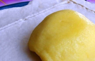 1. Этап. Творожное тесто с яблоками: На каждый квадратик выложите по половинке яблочка так, чтобы начинка из сахара и корицы оказалась внизу.