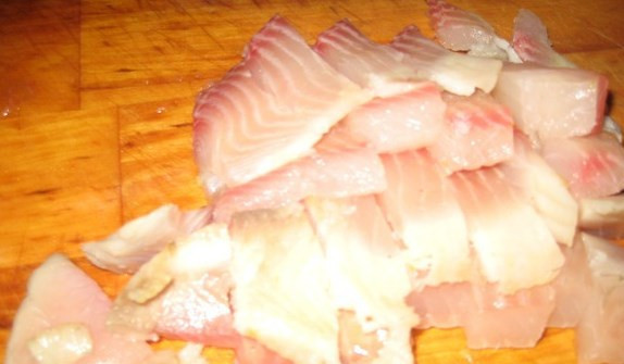 1. Этап. Щи донские с рыбой: Спустя 10 минут порежьте кусочками рыбу, добавьте к щам.