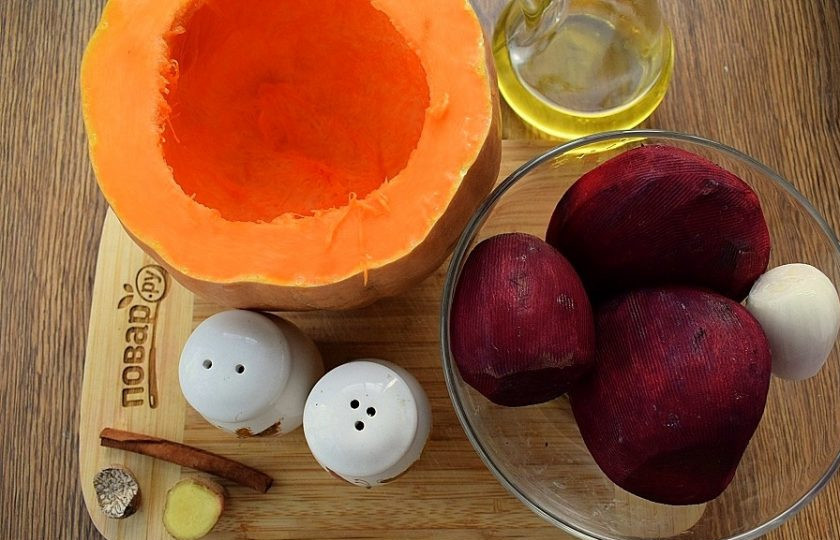 1. Этап. Свекольно-тыквенный суп: Подготовьте продукты. Овощи помойте и очистите. Из тыквы с помощью столовой ложки удалите семечки и сердцевину.