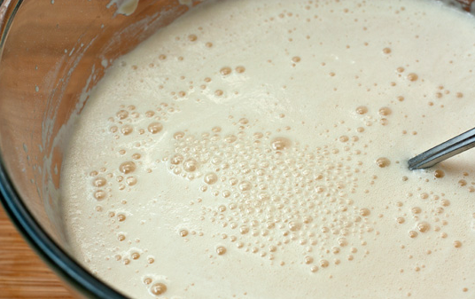 1. Этап. Блины на пиве (нереально вкусные): 4. Последним влейте в мисочку светлое пиво. Взбейте тесто до однородности. Если комочки все-таки образовались, оставьте тесто минут на 7-10, а затем снова взбейте.