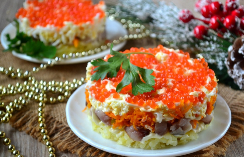 1. Этап. Сельдь под дорогой шубой: Салат «Сельдь под дорогой шубой» готов. Счастливого Нового года!