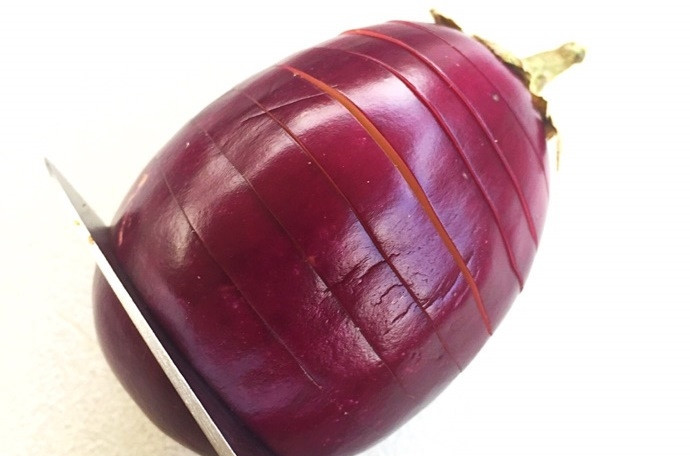 1. Этап. Капрезе из баклажанов: 2. Острым ножом прорежьте баклажаны полосками, но не до конца.