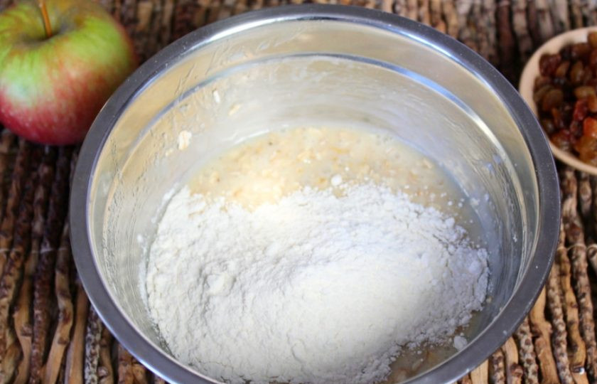 1. Этап. Овсяное печенье с изюмом и яблоками: Добавляем муку и разрыхлитель. Муку добавляем небольшими порциями, каждый раз перемешивая.