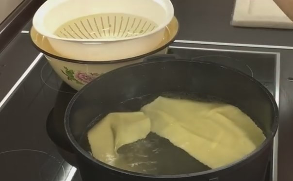 1. Этап. Вкусная домашняя лазанья (плюс рецепт теста): 11. Раскатанные листы необходимо отварить. В кипящую воду добавьте соль и подсолнечное масло. Каждый лист теста кипятите не более минуты, потом выньте шумовкой и окуните на пару минут в емкость с холодной водой. Выкладываем листья в дуршлаг, чтобы стекла вода.