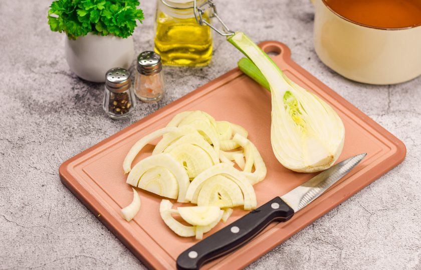 1. Этап. Крем-суп из фенхеля: Фенхель сполосните и просушите. После нарежьте фенхель произвольно.